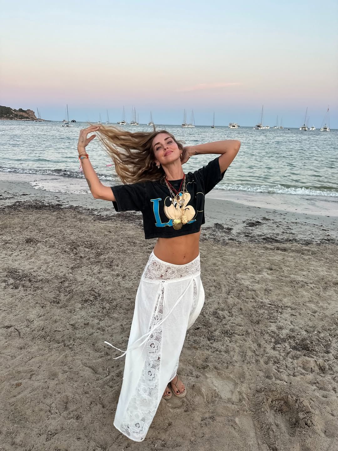 Bianca, in pizzo, romantica: la maxi gonna di Chiara Ferragni è un sogno estivo