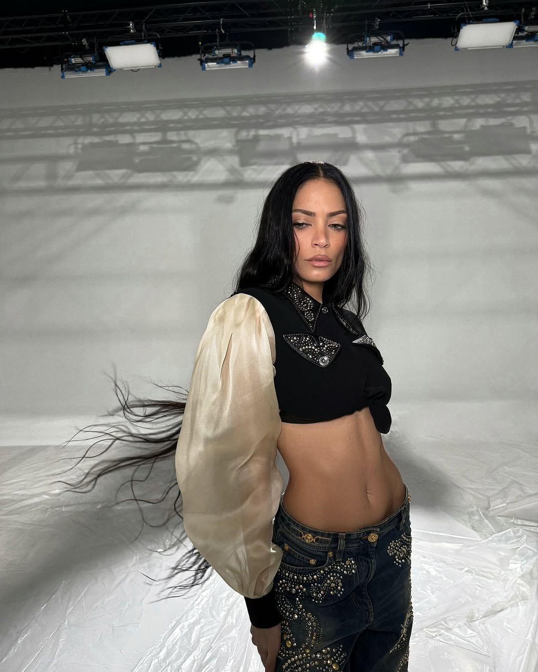 Elodie svela i baggy jeans più cool per l'autunno