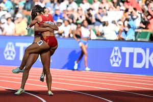 dos españolas del relevo 4x100 celebran el récord nacional