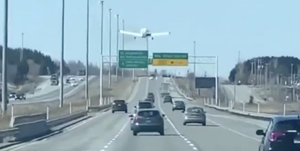 飛行機が高速道道路に着陸