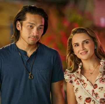 a tourists guide to love l to r scott ly as sinh and rachael leigh cook as amanda in a tourists guide to love cr sasidis sasisakulpornnetflix © 2022