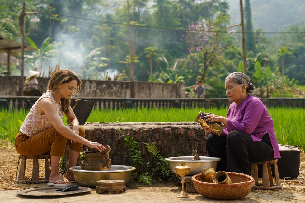 a tourists guide to love l to r rachael leigh cook as amanda and le thien as ba noi in a tourists guide to love cr sasidis sasisakulpornnetflix © 2022