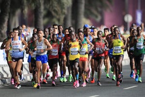 varios corredores corren el maratón del último mundial de doha 2019