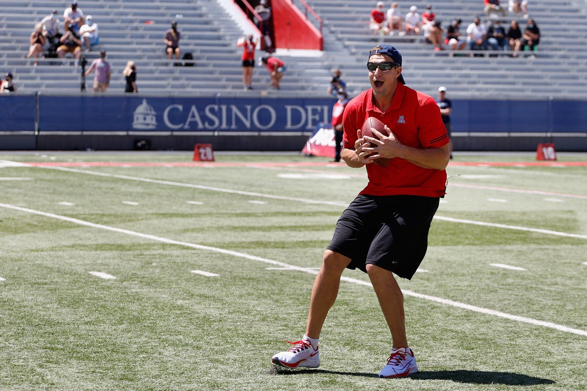 Rob Gronkowski catches 200 yard pass tossed from helicopter