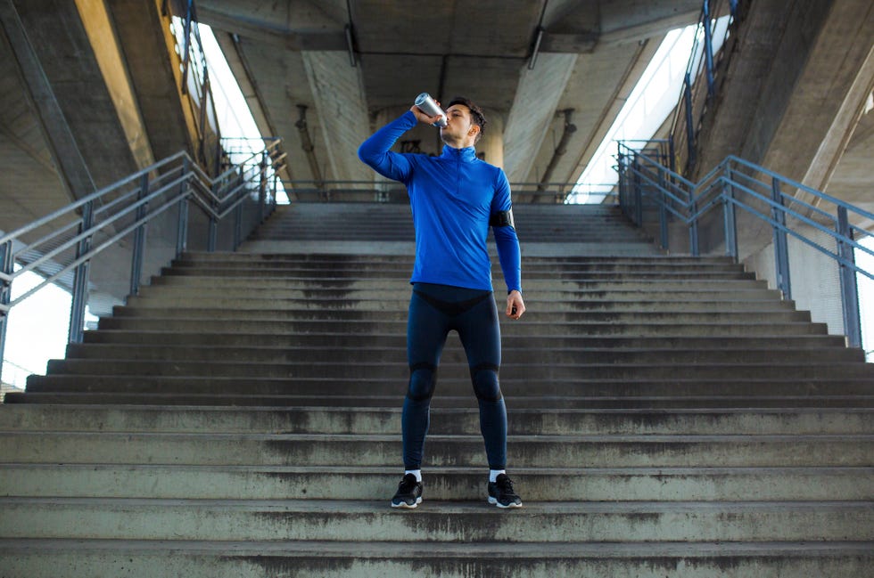 atleta bebiendo agua en unas escaleras
