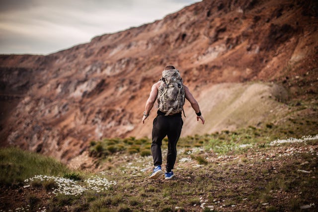 atleta caminando en la naturaleza