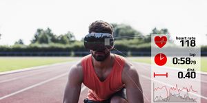 corredor en posición de salida en una pista de tartán con datos emergiendo de unas gafas de realidad virtual