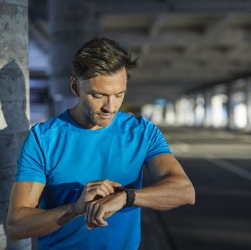 hombre con un reloj deportivo