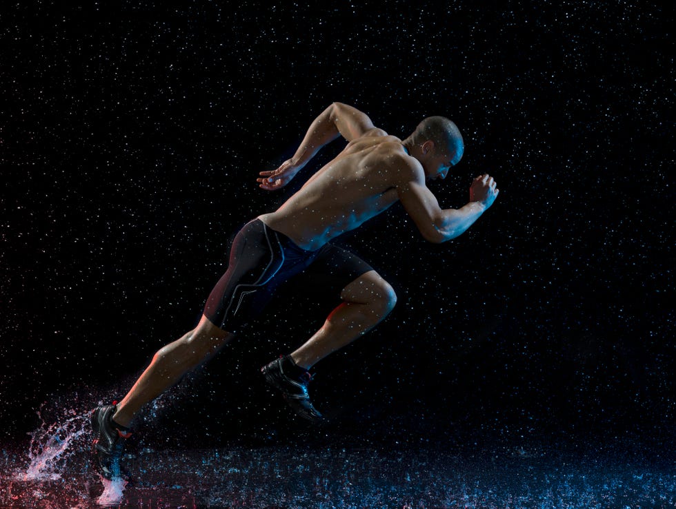 atleta corriendo bajo la lluvia