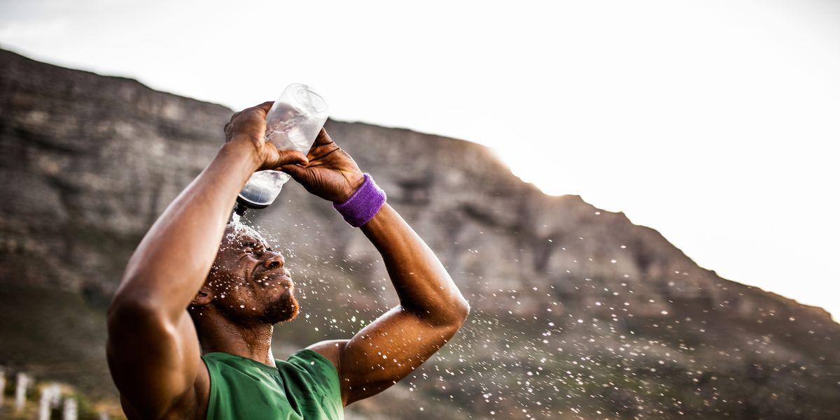 Потею во время игры. Вода для спортсменов. Спортсмен пьет воду. Спортсмен пьющий воду. Пить воду.