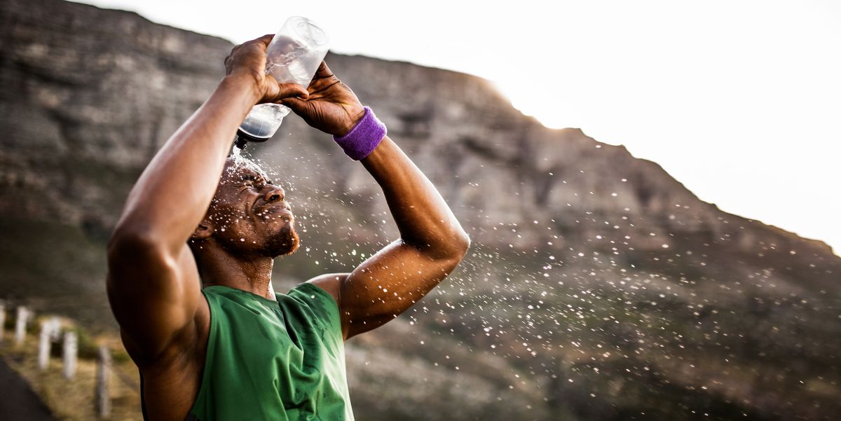 Потею во время игры. Вода для спортсменов. Спортсмен пьет воду. Спортсмен пьющий воду. Пить воду.