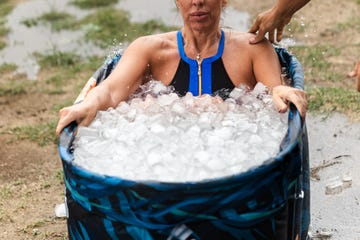 atleet neemt een ijsbad om het herstel te bevorderen