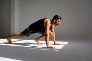 hombre entrenando en casa