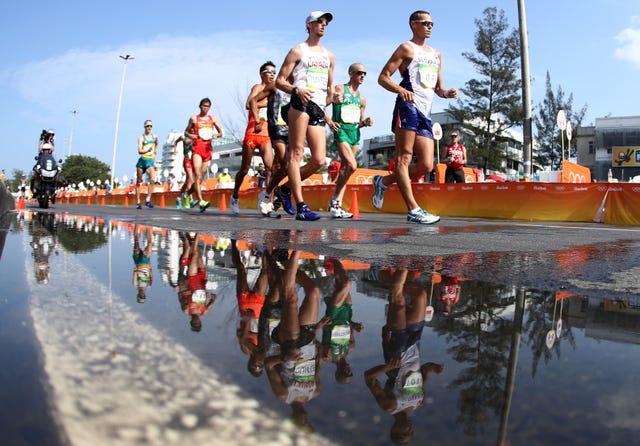 varios atletas durante la prueba de 50 kilómetros marcha de los juegos olímpicos de río 2016