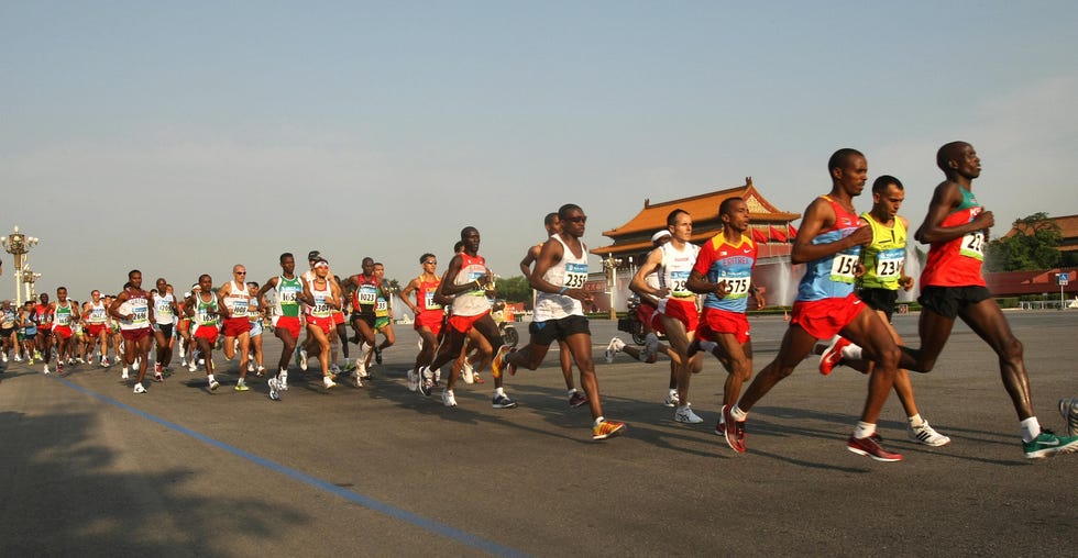 sammy wanjiru lidera el grupo de maratonianos por la plaza de tiananmen durante la maratón de los juegos olímpicos de pekín 2008