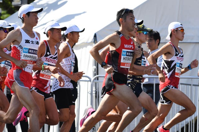 un grupo de corredores japoneses corre el maratón de lake biwa, que se despide