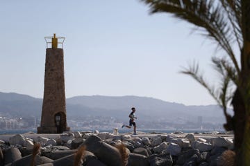 un corredor por el puerto de marbella
