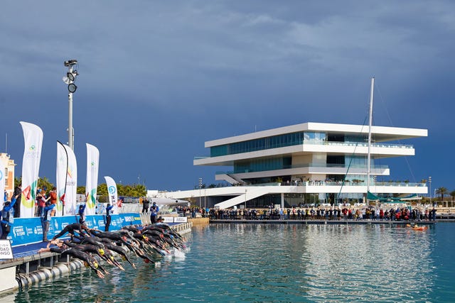 decenas de nadadores se lanzan al agua durante la copa del mundo de triatlón celebrada en valencia