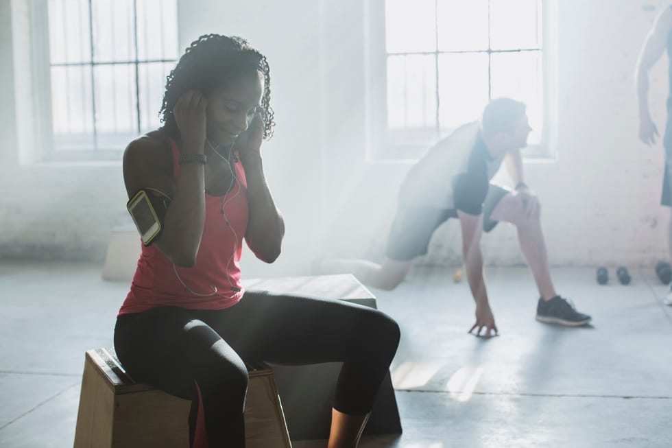 mujer hablar por teléfono en una sesión del gimnasio