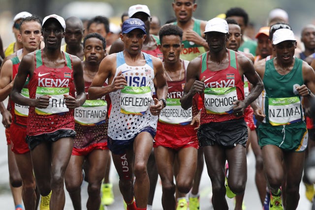 eliud kipchoge lidera el grupo en el maratón olímpico de río 2016