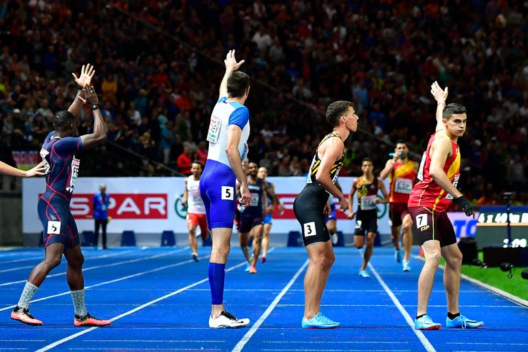 bruno hortelano espera con la mano levantada recibir el testigo en la final del relevo 4x400 metros del europeo de berlín
