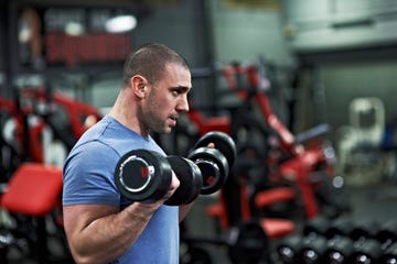 hombre en el gimnasio