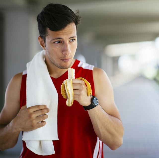 deportista comiendo un plátano