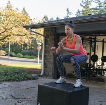 athletic woman doing hiit cross training workout at home