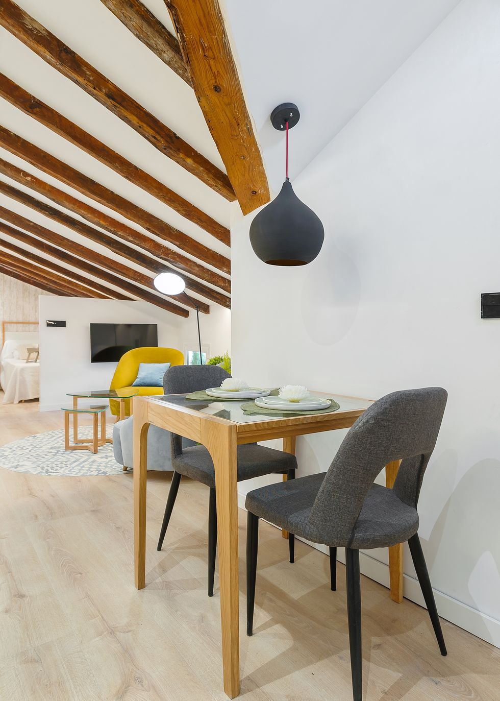 office de diseño nórdico con mesa de madera y sillas tapizadas en gris