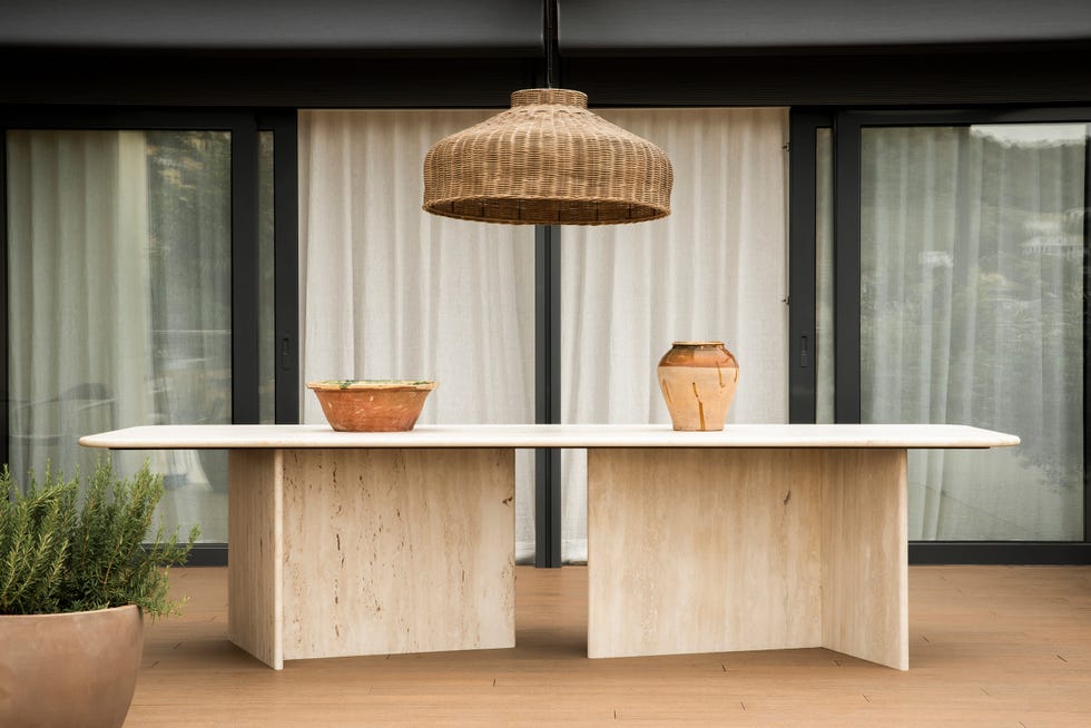 mesa de comedor exterior de travertino