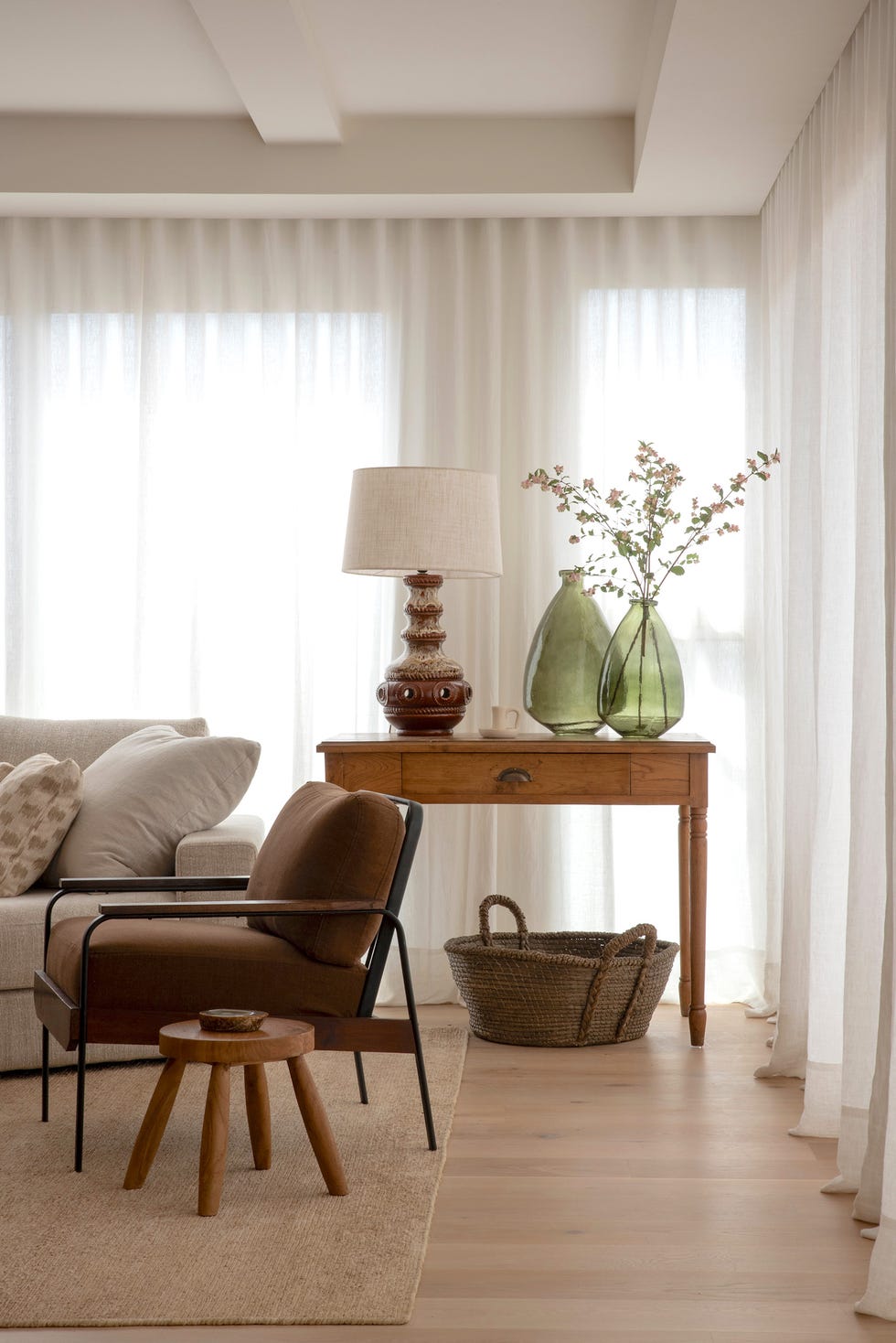 consola de madera en el salón