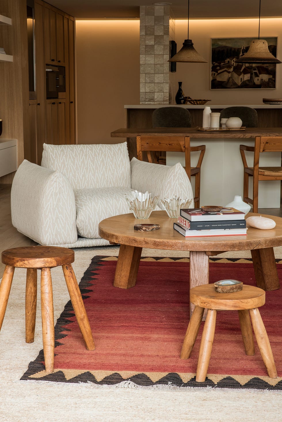 salón mediterráneo con muebles de diseño
