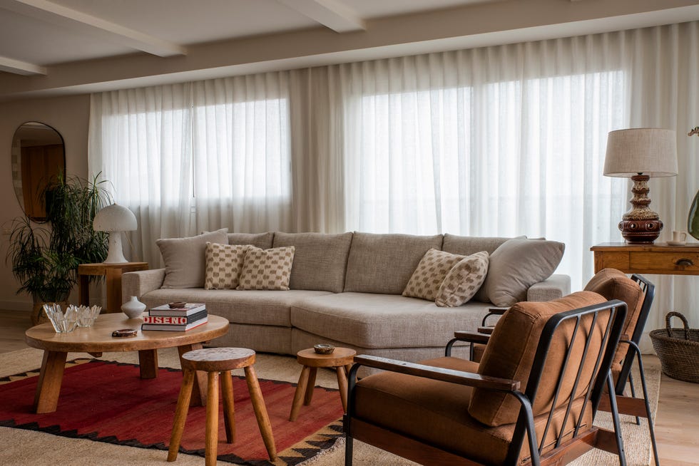 salón mediterráneo con muebles de diseño