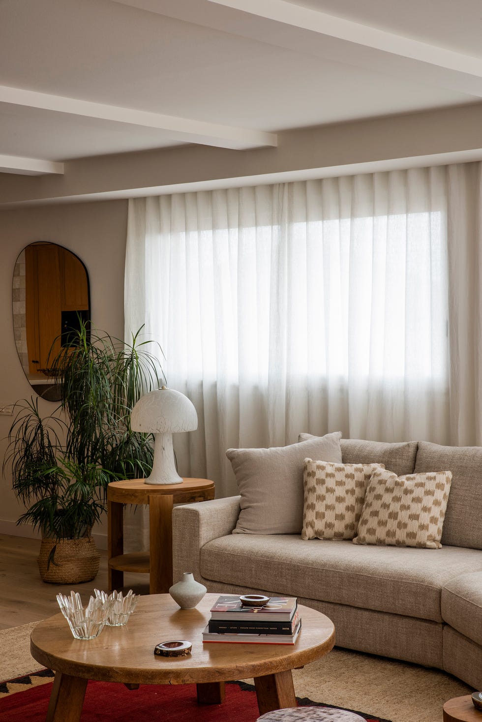 salón mediterráneo con muebles de diseño