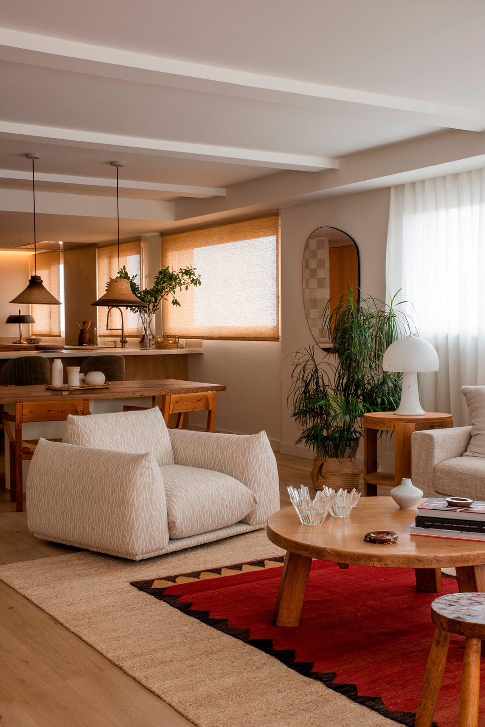 salón mediterráneo con muebles de diseño