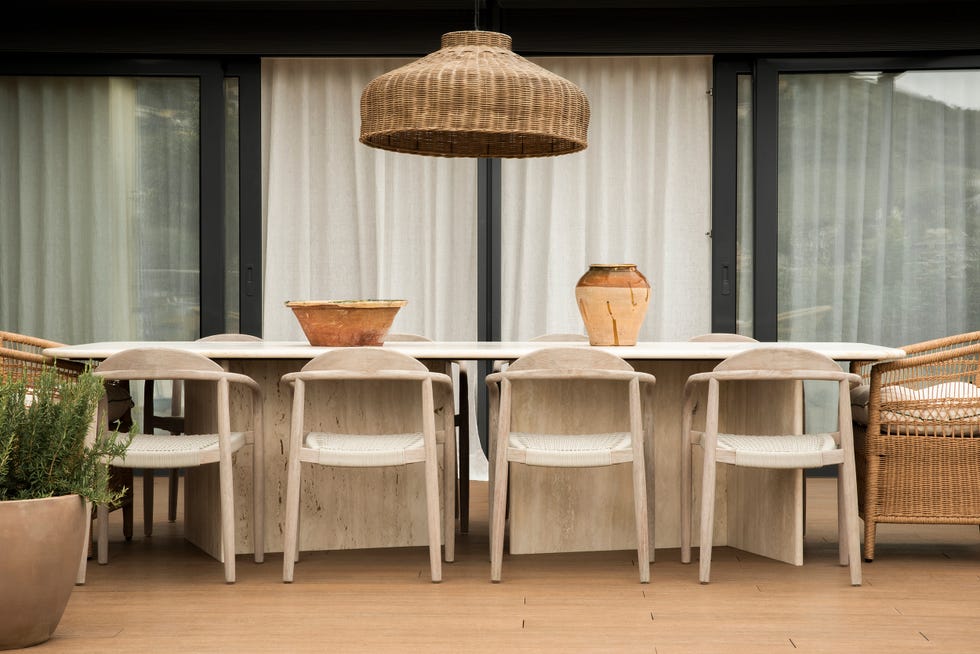 mesa de comedor exterior de travertino