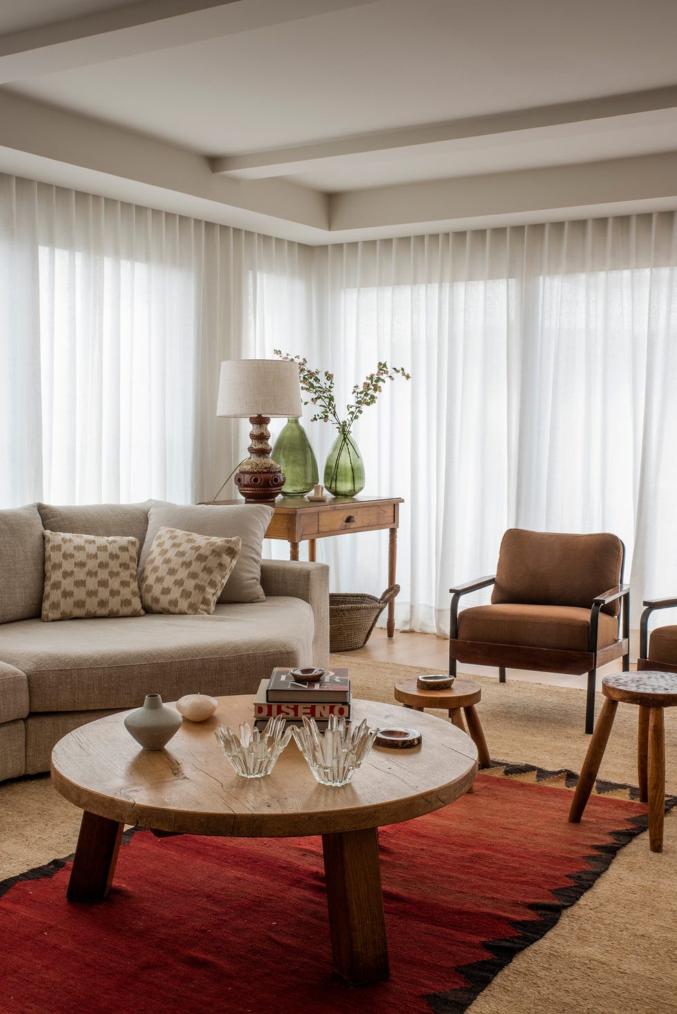 salón mediterráneo con muebles de diseño