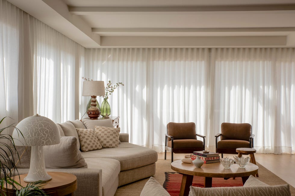salón mediterráneo con muebles de diseño
