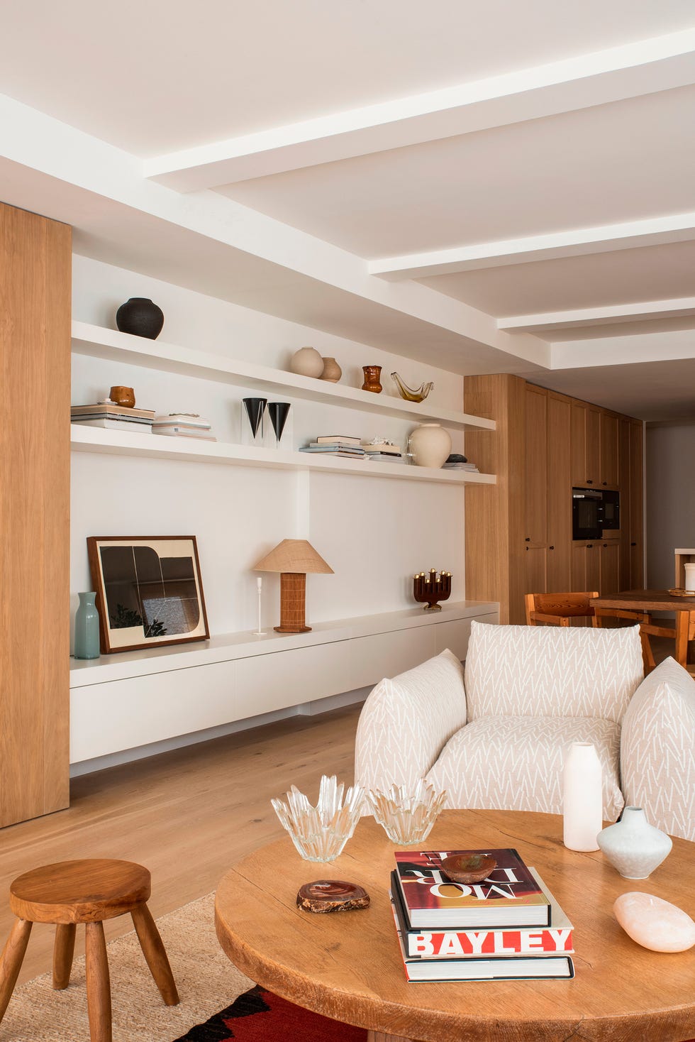 salón mediterráneo con muebles de diseño
