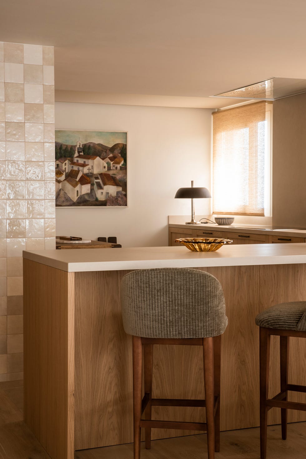 cocina rústica de madera con barra de desayunos
