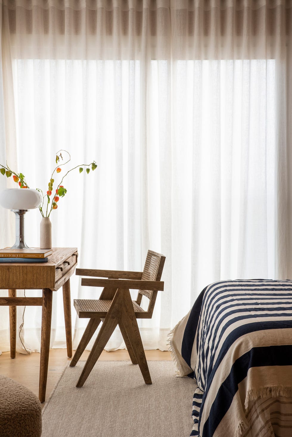 escritorio y silla de madera vintage