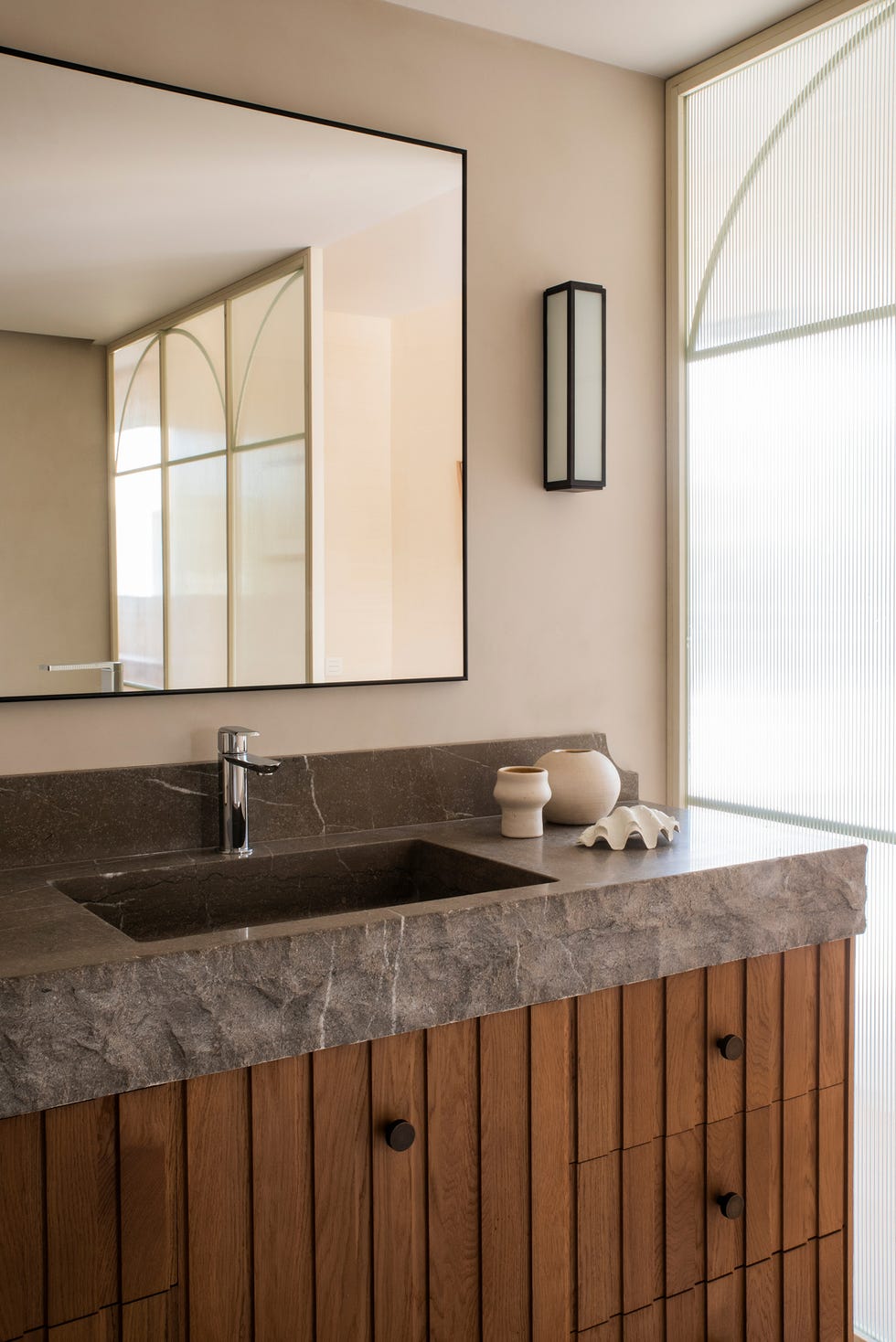 mueble de baño de madera y encimera de mármol