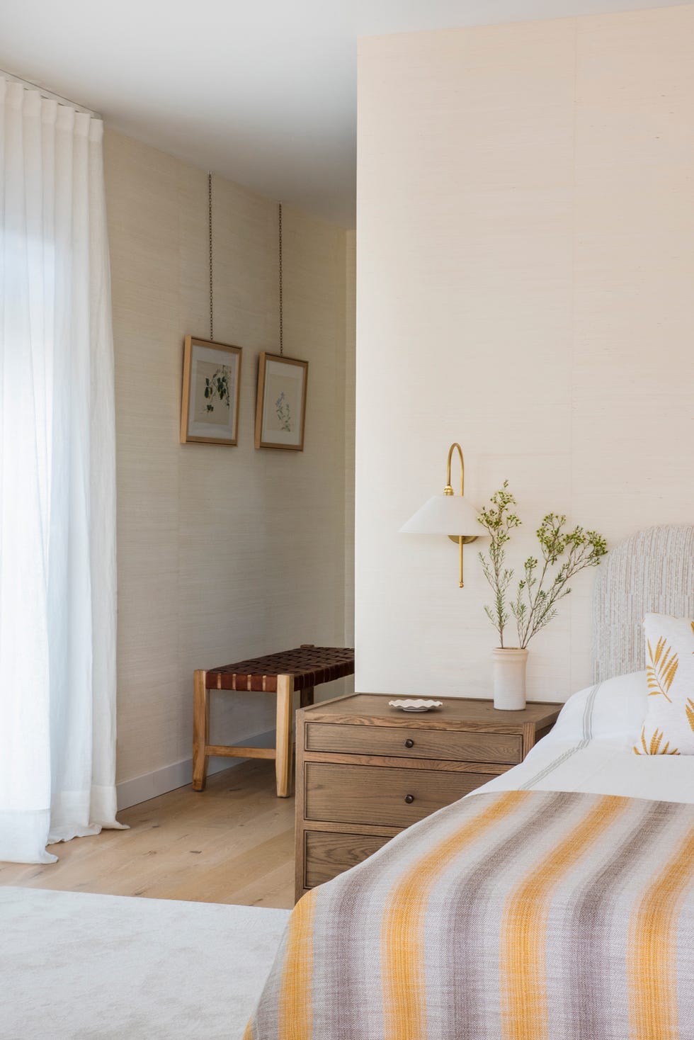 dormitorio en suite con mesitas de madera