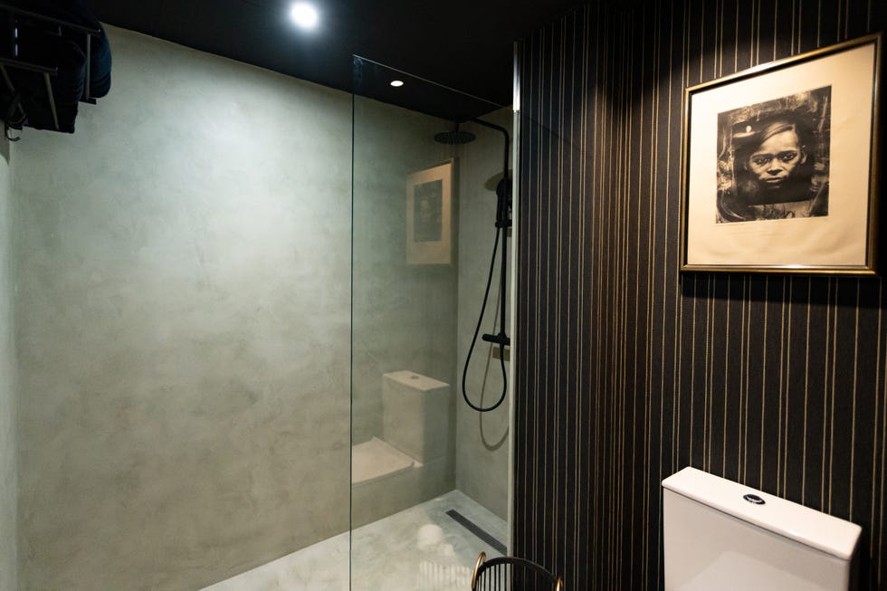 baño de diseño moderno con ducha de microcemento