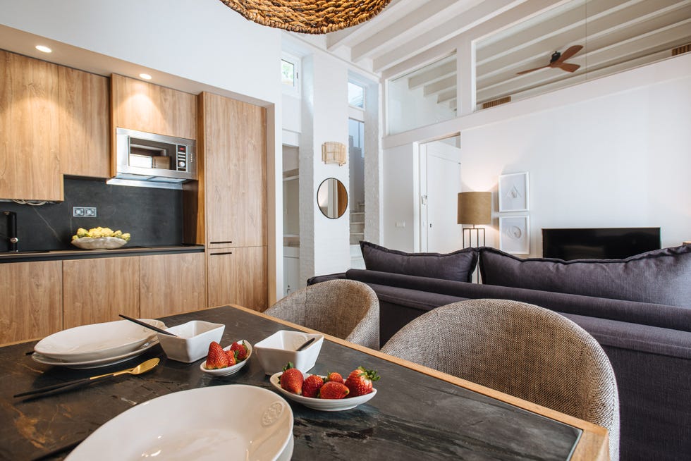 salón comedor con pequeña cocina de madera