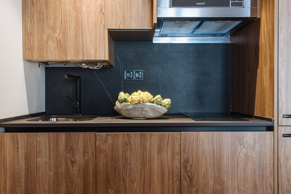 cocina de madera con frente de pizarra