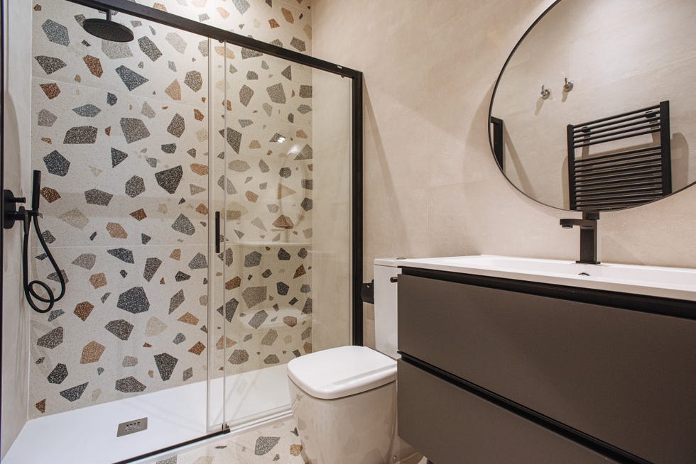 baño con ducha revestido con terrazo