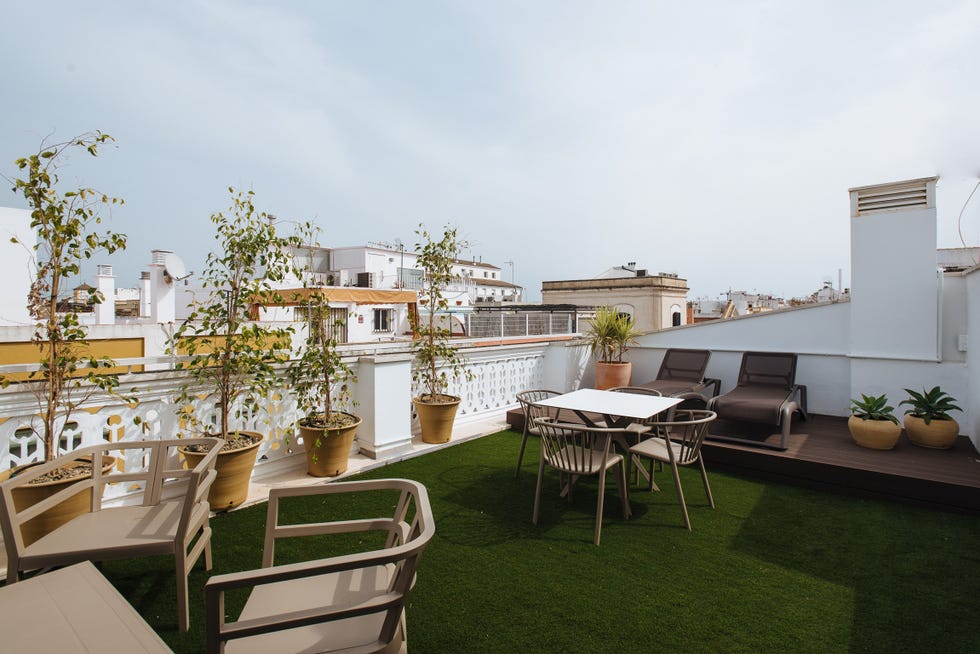 terraza con césped artificial y zona de solarium con tarima