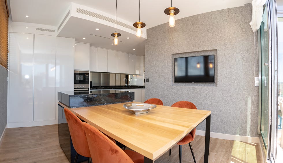 cocina con isla de granito y mesa de comedor integrada