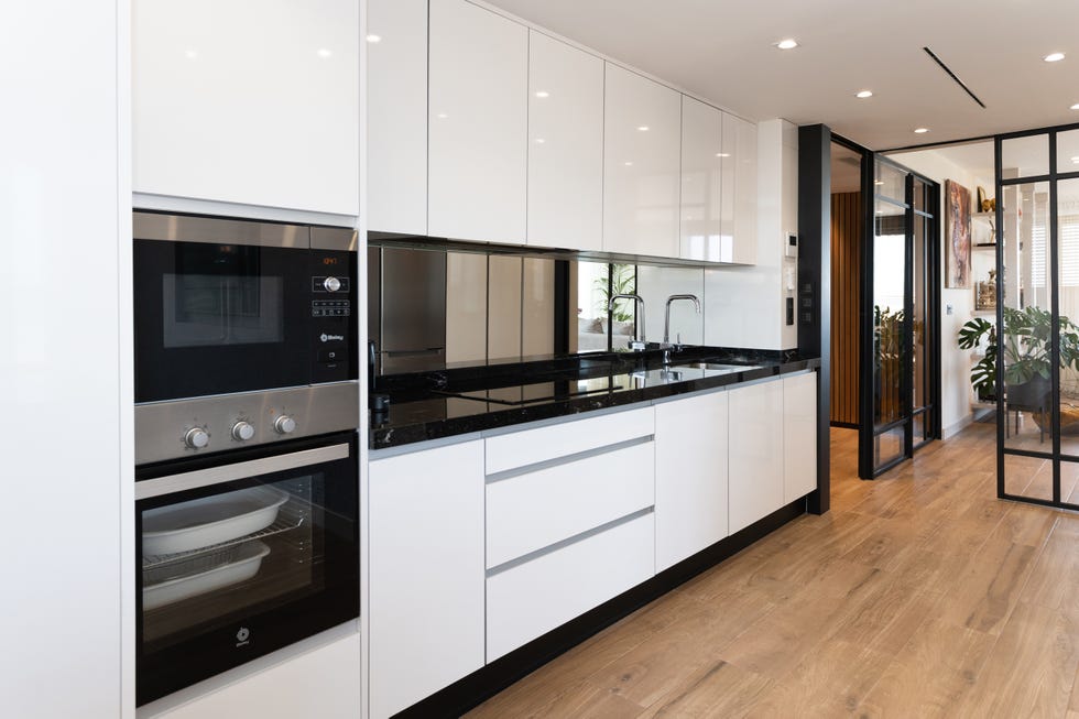 cocina blanca moderna con acabado lacado sin tiradores